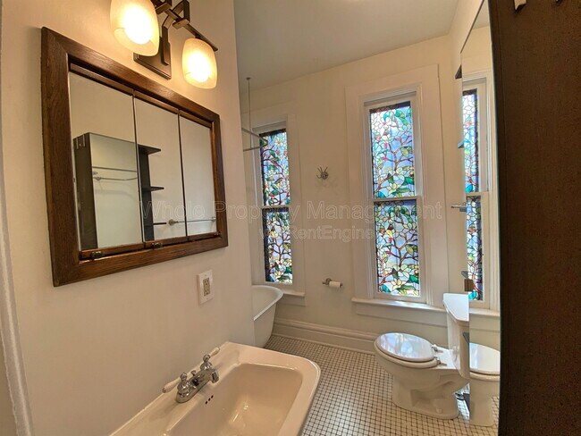 Building Photo - 715 Elati St
