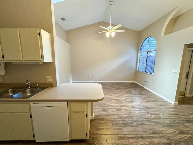 Building Photo - 3824 SW 30th Terrace