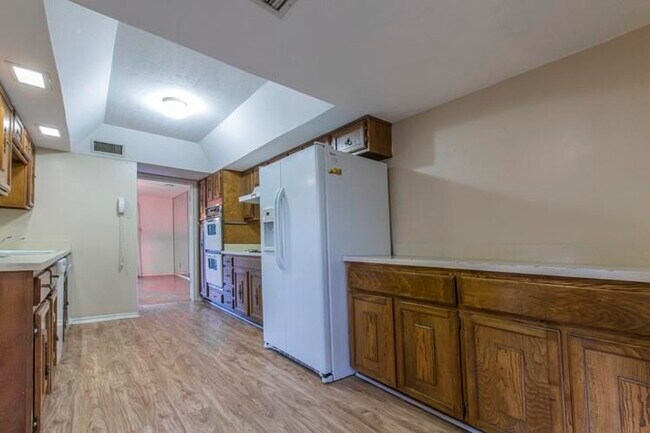 Building Photo - 6461 Southpoint Dr