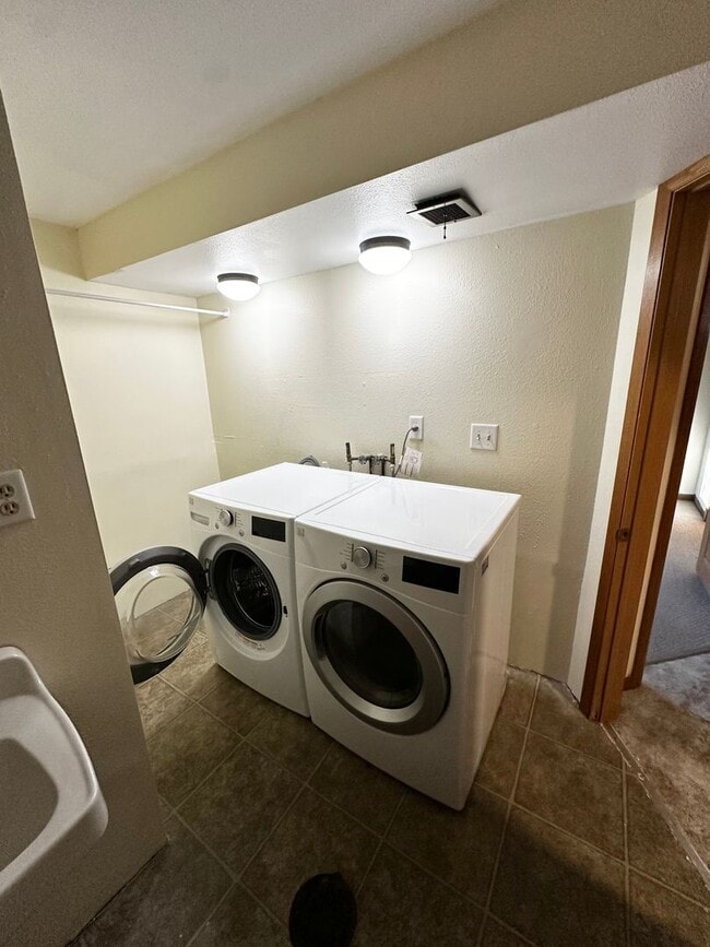 Building Photo - 3BR Single Family Home Available NOW on Eau Claire's Northside!