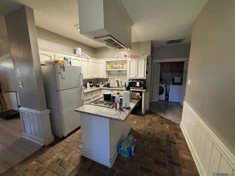 Building Photo - 10253 Stonehaven Ave