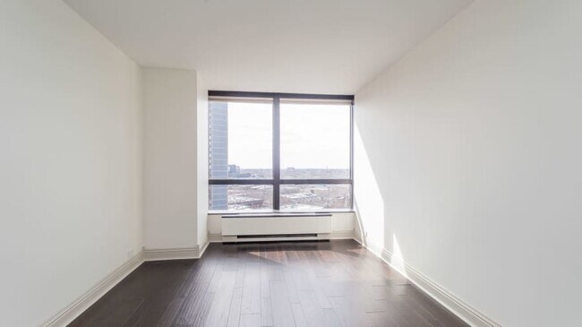 Building Photo - 5415 N Sheridan Rd