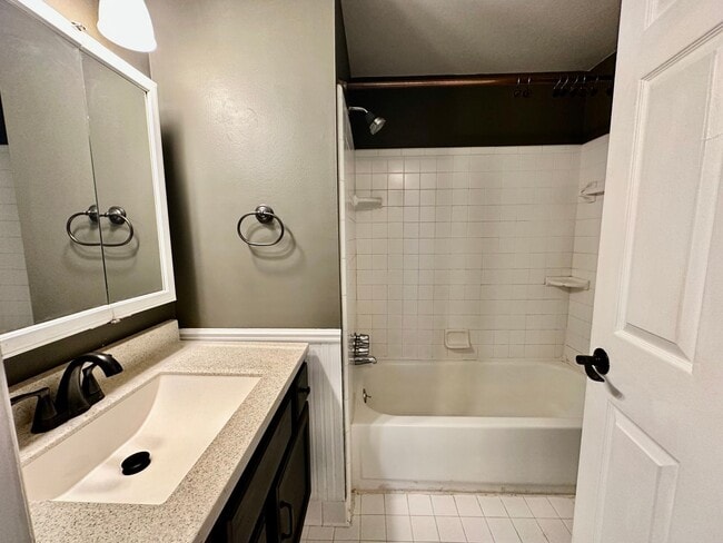 Building Photo - 2 bed 1 and 1/2 bath condo for rent $1600 ...