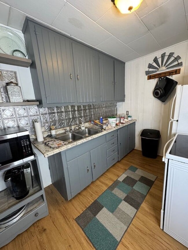 Building Photo - Beautiful 3 Bed / 1 Bath, Large rolling yard