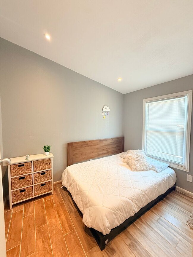 Building Photo - 941-941 Bayonne St