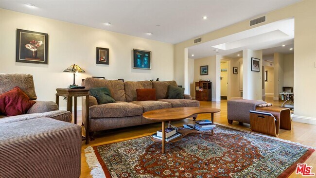 Building Photo - 1825 Fox Hills Dr