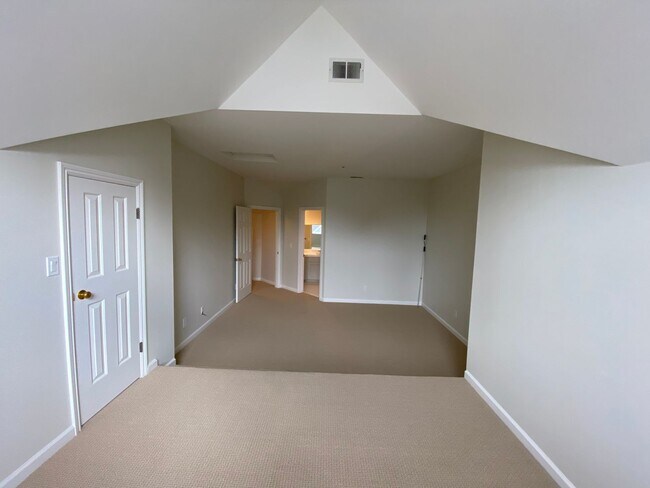 Building Photo - Beautiful, Spacious Condo in Excellent Location!