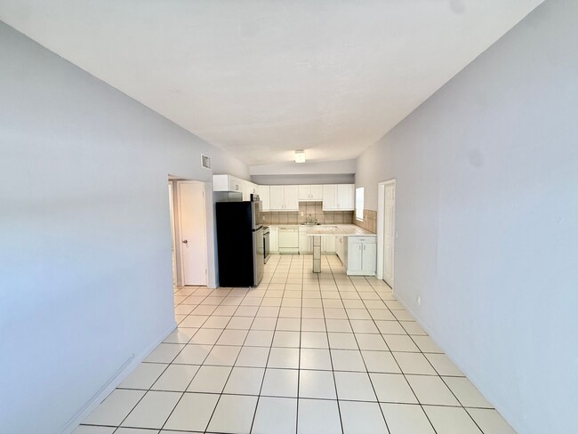 Building Photo - Sensational 2 bed 1 bath in the heart of Wilton Manors! 2 parking spots with laundry!
