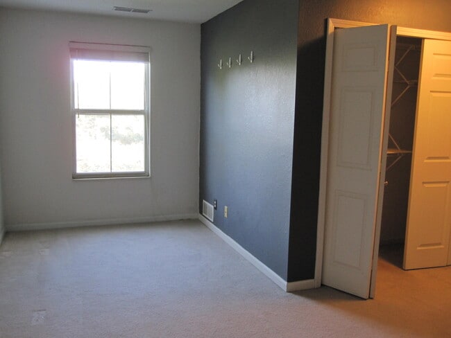 Building Photo - 123 Fieldcrest St