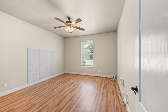 Building Photo - 4 Bed Navarre Townhome in Pool Community