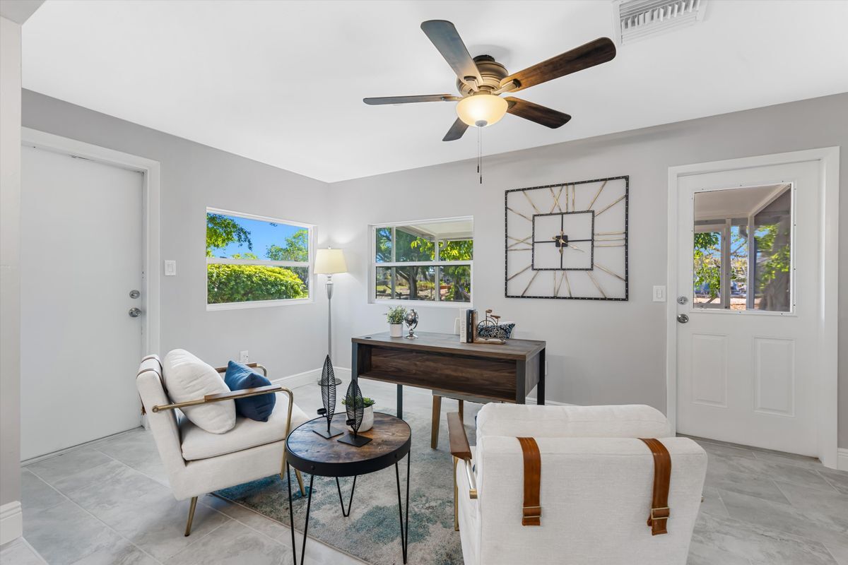 Building Photo - 1003 April Ln