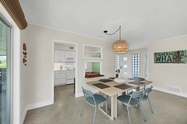 Building Photo - 550 Gaspar Dr