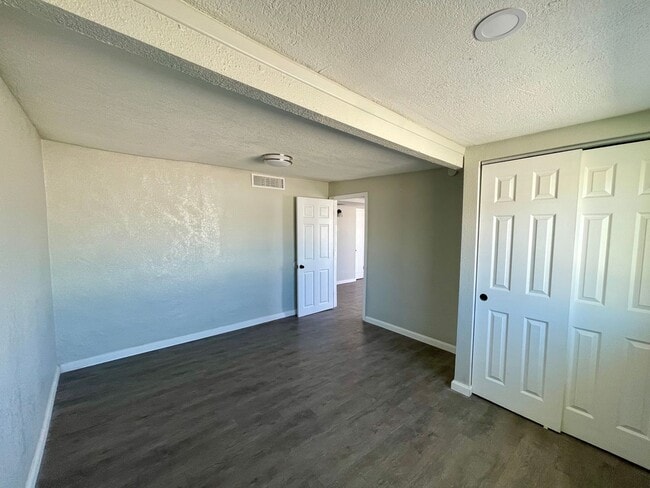 Building Photo - 5593 Hunt Ct