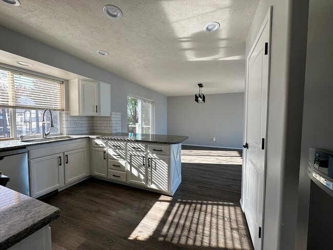 Building Photo - 23812 E Maxwell Ave