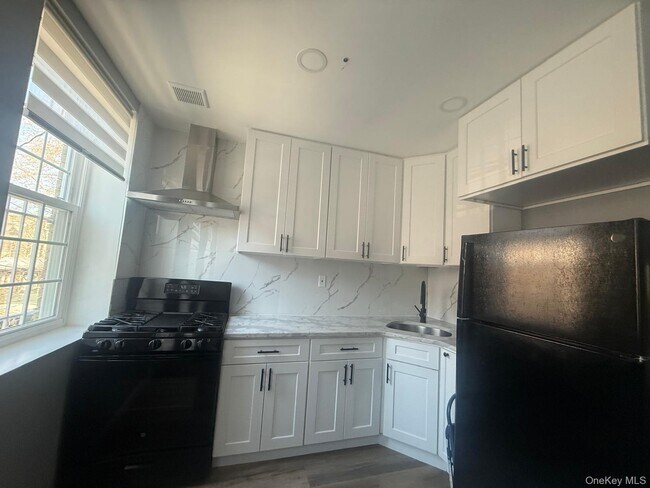 Building Photo - 181 Hale Ave