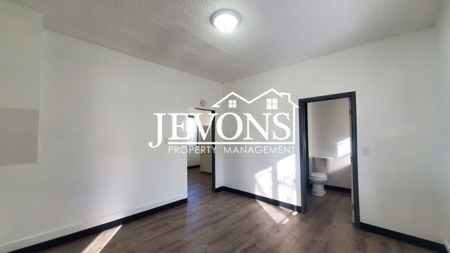 Building Photo - Available Now! 2BR, 1Bath house in Yakima