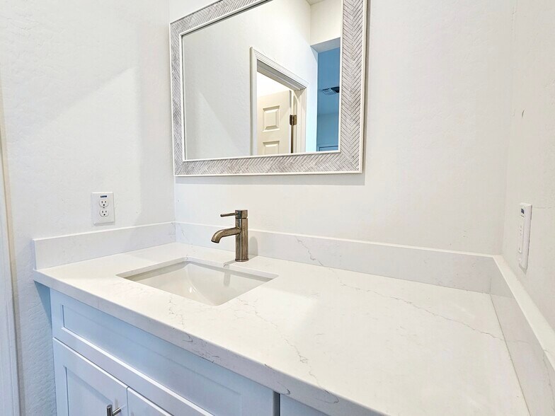 Building Photo - 1112 E 4th St