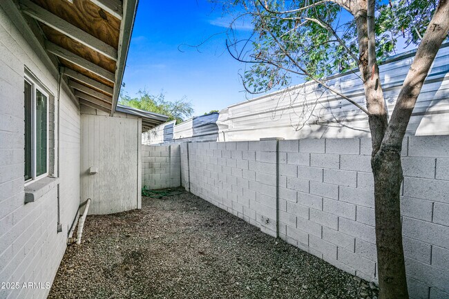 Building Photo - 1310 W Cochise Dr