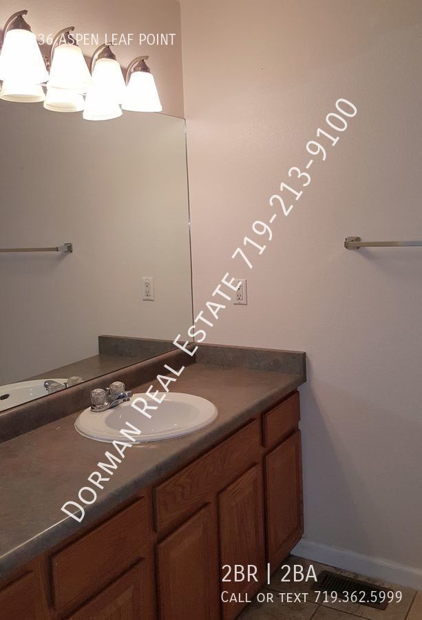Building Photo - Townhome with Fireplace & Garage