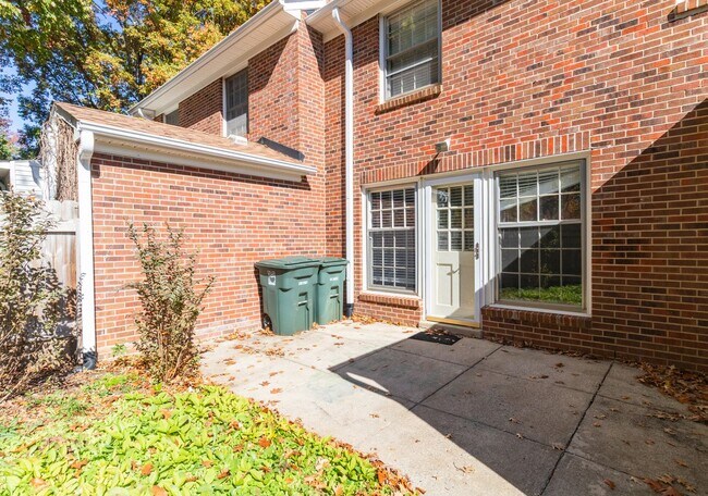 Building Photo - Stunning 3 bedroom, 2 1/2 bathroom End Tow...