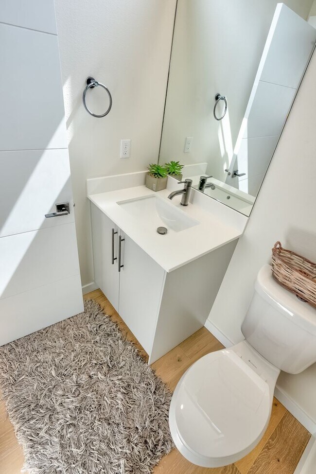 Building Photo - Ballard Townhouse