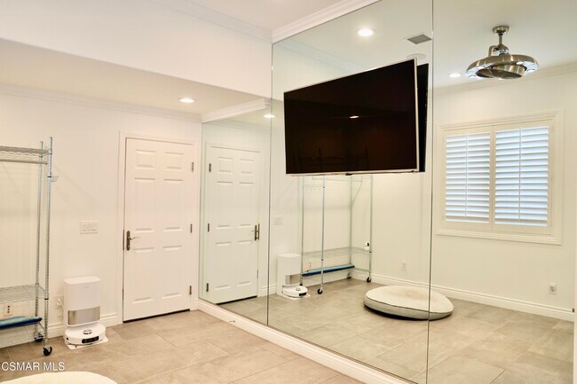 Building Photo - 6072 Mandeville Pl