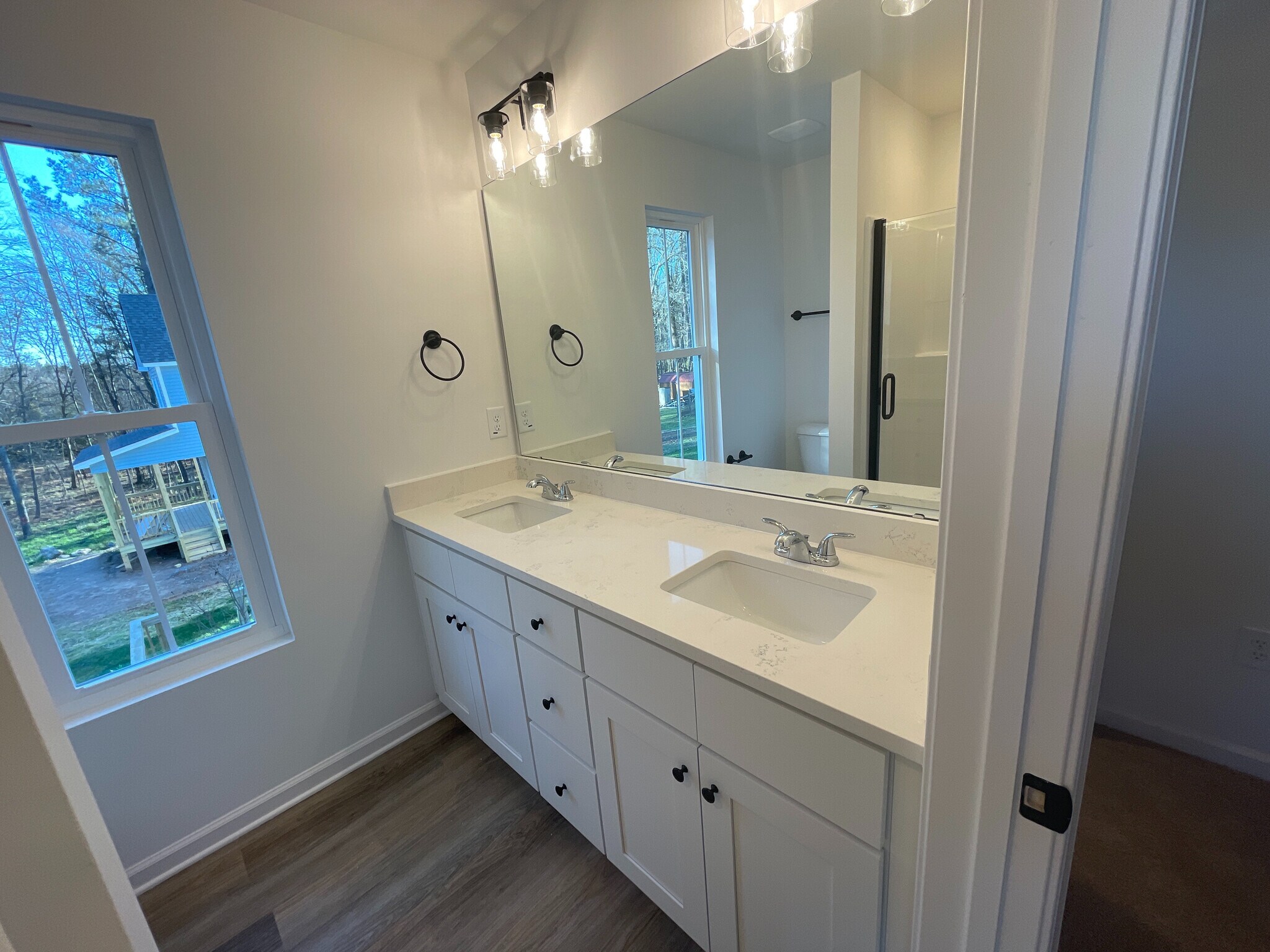 Building Photo - Room in House on Maplewood Dr