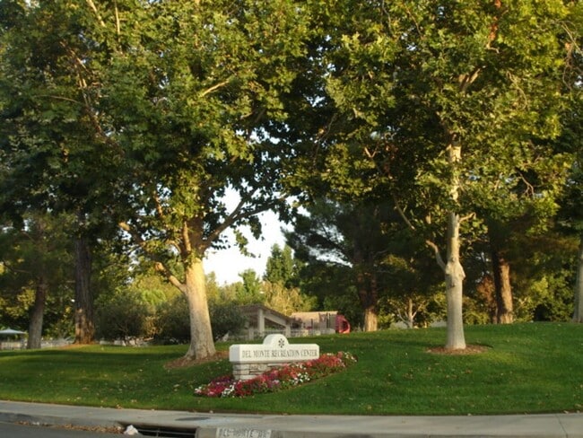 Building Photo - LEASE PENDING! 2 Bedroom Home in Valencia!