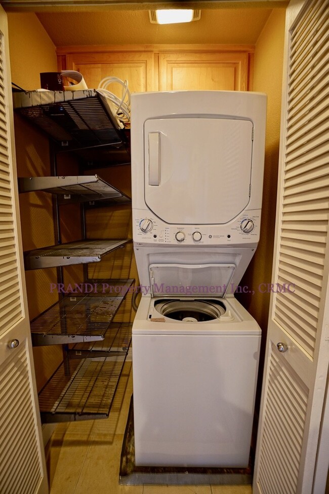 Building Photo - Top Floor Condo with Private Washer/Dryer ...