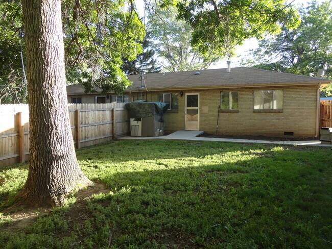Building Photo - Half Duplex with Central A/C Minutes from ...