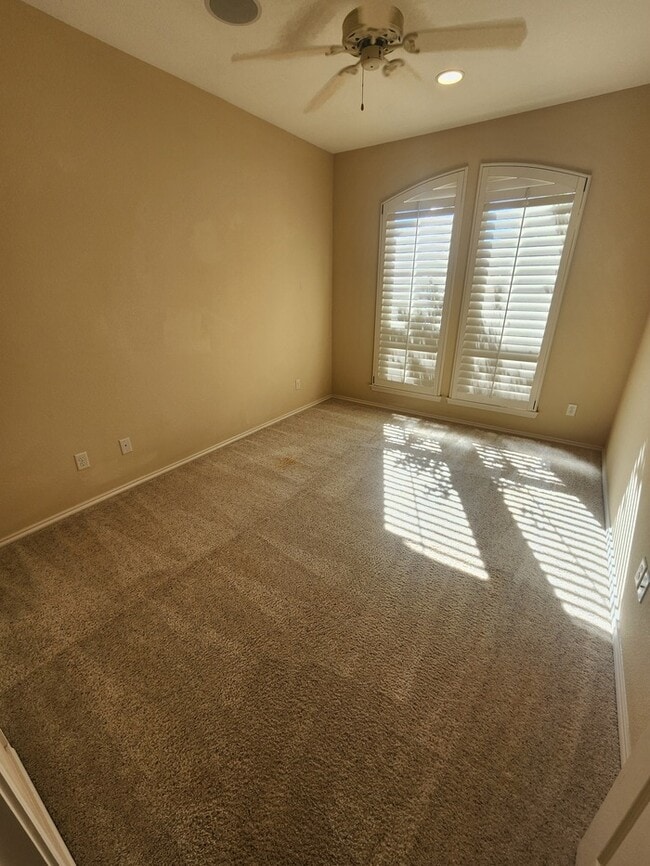 Building Photo - 3 bed 2 bath patio home, 3 car garage!