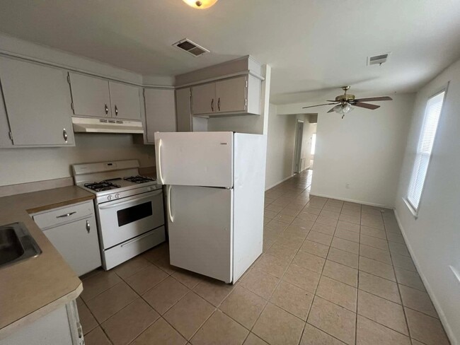 Building Photo - 62 E Main St