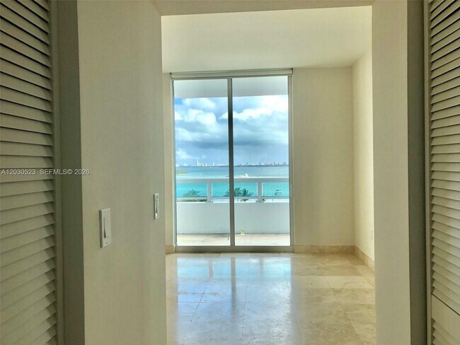 Building Photo - 1800 N Bayshore Dr