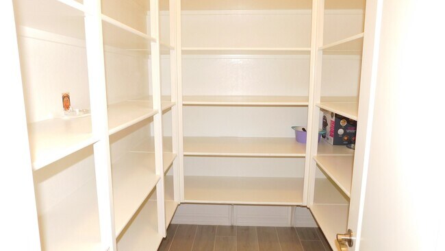 Building Photo - Beautiful home with generation suite in gated community