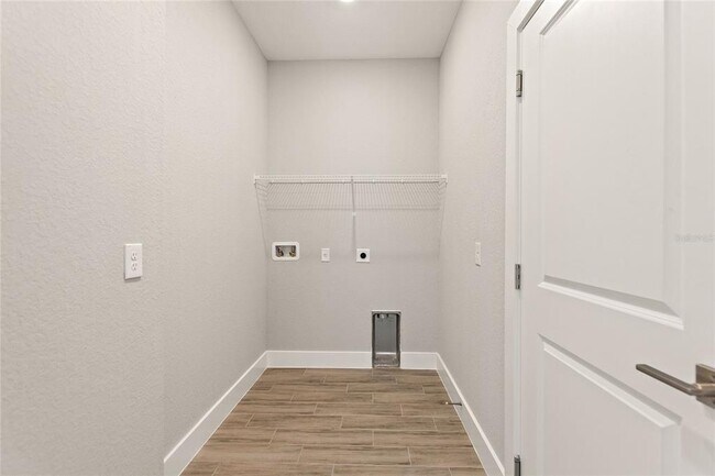 Building Photo - 123 Tulip Ln