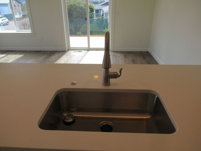 Building Photo - Newer Three Bedroom Duplex