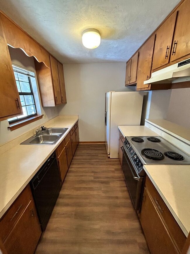 Building Photo - Gorgeous 2 Bedroom 1 1/2 Bathroom Duplex Located Off of North Monroe. Fresh Paint and New Flooring!