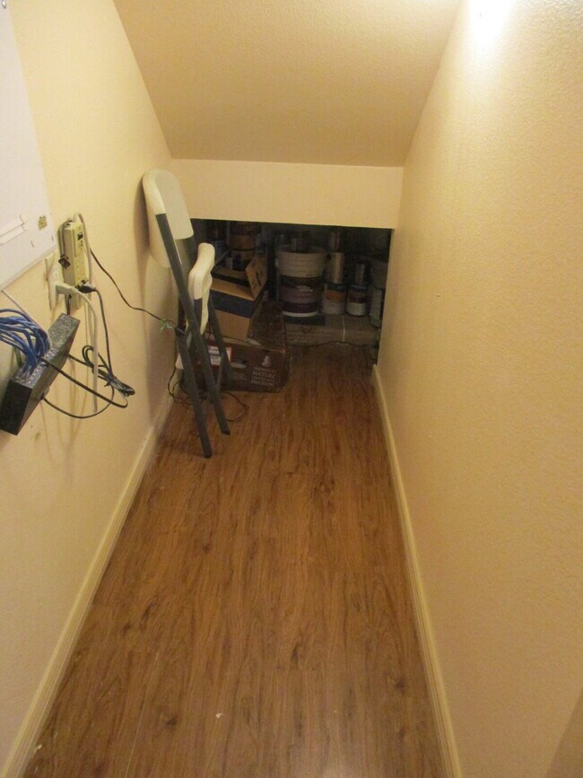 Building Photo - Walkout Basement Apartment - PRICED TO RENT - AVAIL 6/1/26