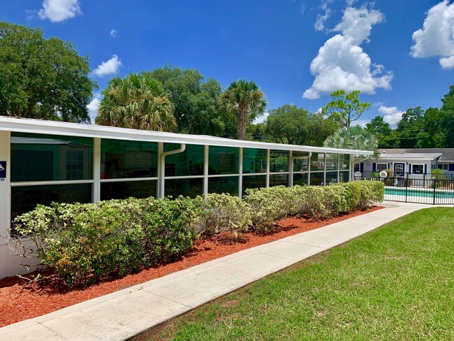 Building Photo - 1800 E Graves Ave