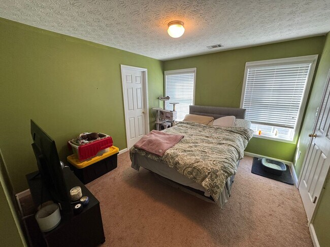 Building Photo - Beautiful East Side Home