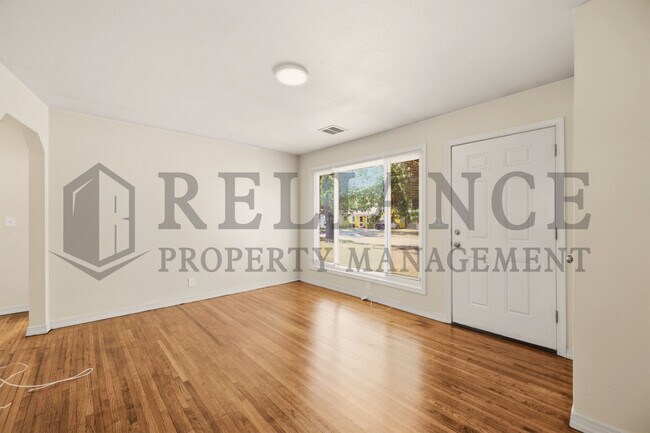Building Photo - 1752 N Old Manor Rd