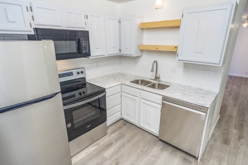 Building Photo - 3 Amanda