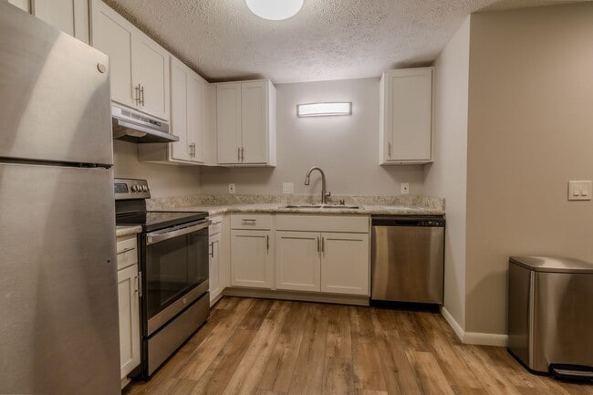 Building Photo - Effortless Living, Exceptional Location