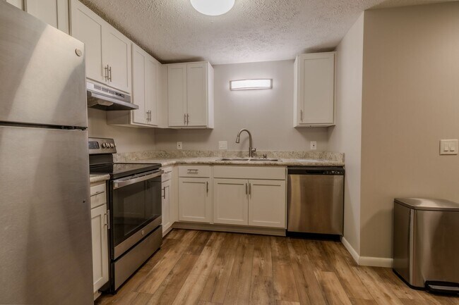 Building Photo - Spacious Dream Apartment — Right Where You...