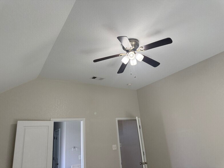 Building Photo - 1123 Neuberry Cliffe