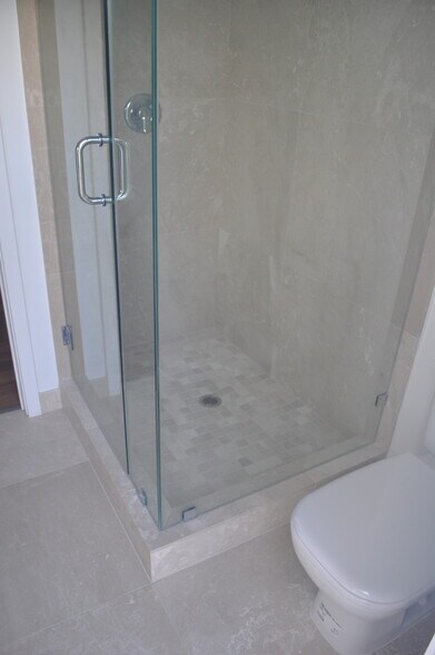 Building Photo - 2800 Pine Tree Dr