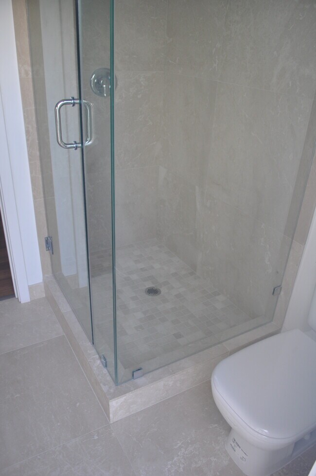 Building Photo - 2800 Pine Tree Dr