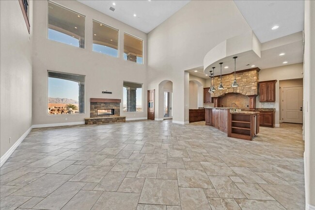 Building Photo - Custom Luxury Home with Strip and Mountain Views!