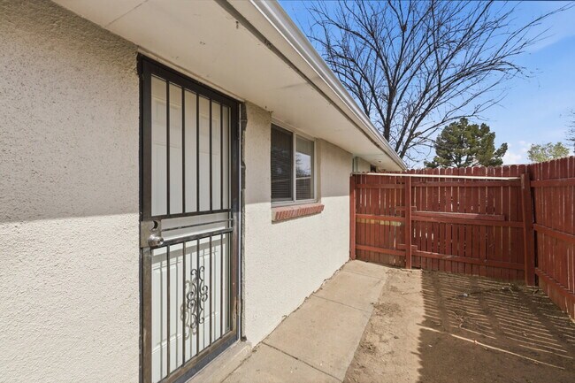 Building Photo - Remodeled 1 Bedroom 1 Bathroom with Easy Access  to Aurora Central and Downtown Denver!