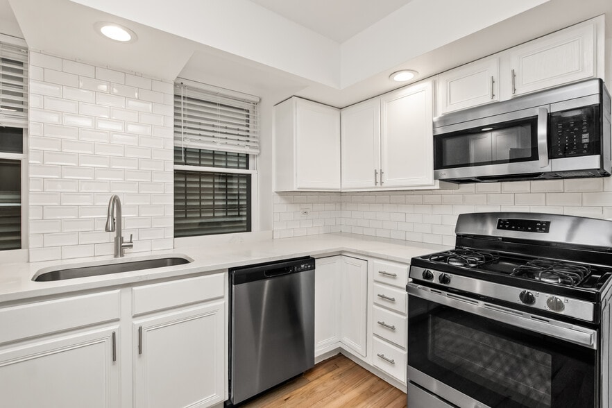 Building Photo - 1739 W Beach Ave